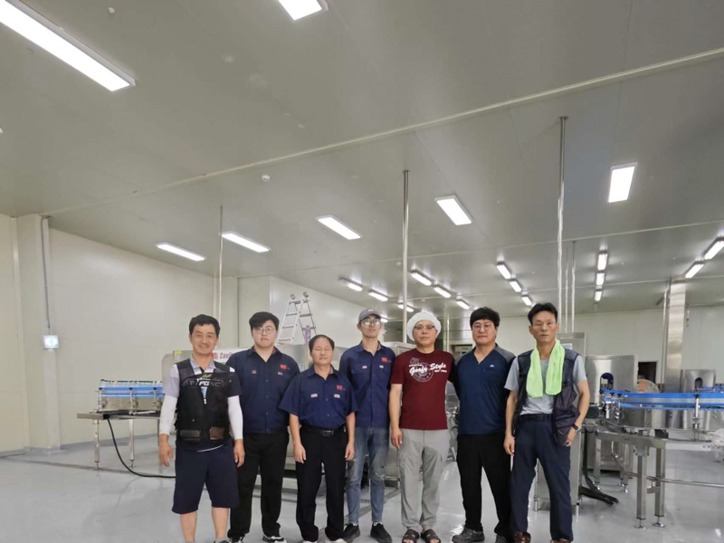 Ligne de remplissage et d'emballage de bouteille pour animaux de compagnie