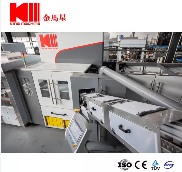 Chez King Machine, nous sommes un leader de confiance dans l'industrie des emballages de boissons depuis plus de deux d&eacute;cennies. Nous fournissons des machines d'emballage de boissons en bouteille efficaces, fiables et de pointe con&ccedil;ues pour r&eacute;pondre aux divers besoins de l'industrie des boissons. Nos machines s'adressent &agrave; une vari&eacute;t&eacute; de solutions d'emballage, y compris l'eau, les jus, les sodas et les boissons &eacute;nergisantes. King Machine est votre partenaire incontournable pour toutes vos exigences d'emballage de boissons. Contactez-nous d&egrave;s aujourd'hui pour une solution personnalis&eacute;e!