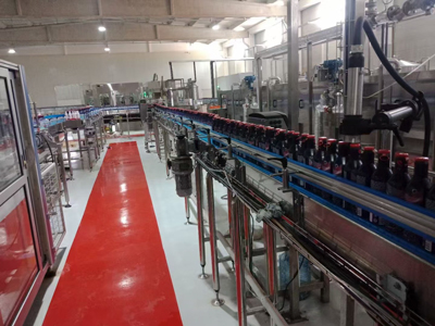 Bouteilles en aluminium de 12 000 mb. Ligne de boisson gazeuse.