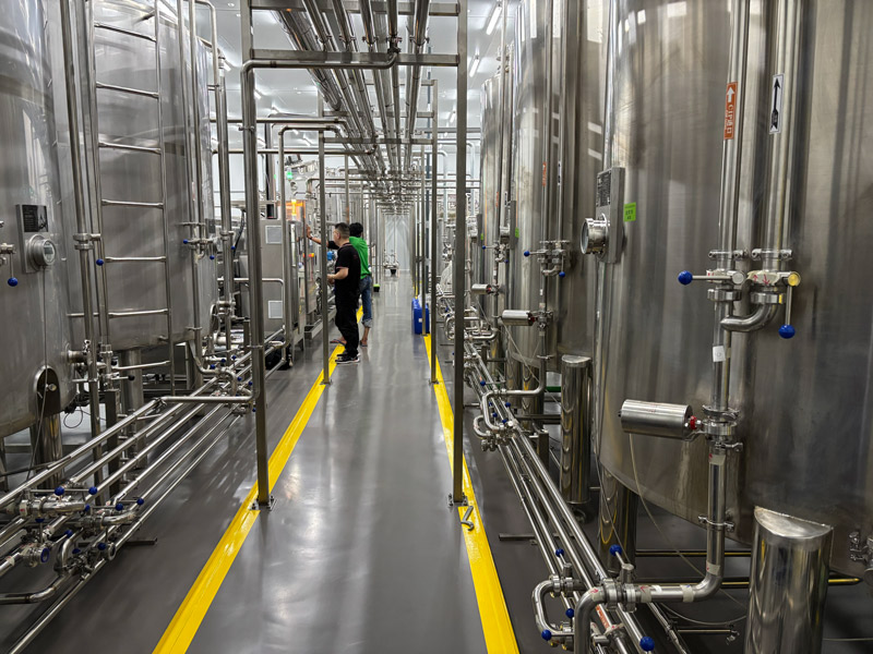 Usine d'embouteillage de th&eacute; en Tha&iuml;lande